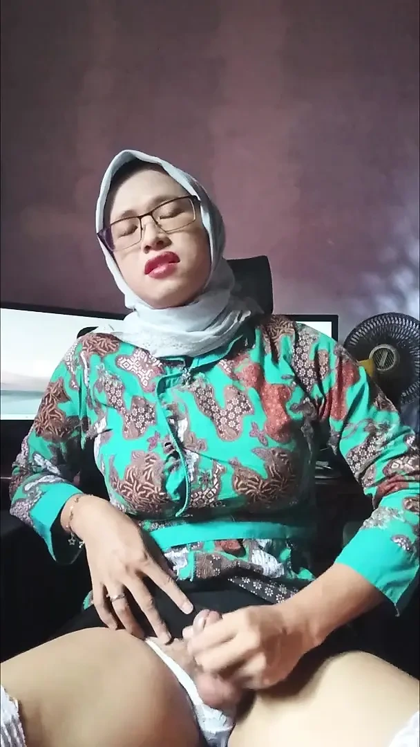 Hijab Shemale Masturbation in the Morning