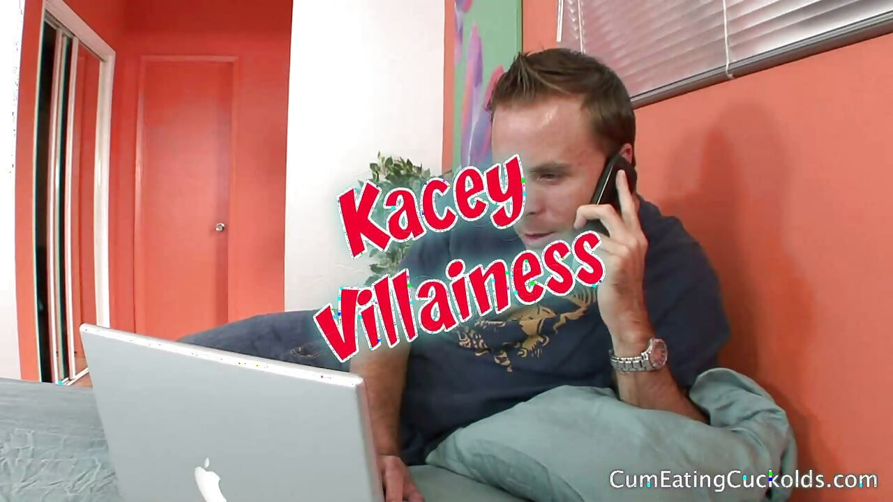 Kacey Villainess saa mustan sonnin panemaan itseään samalla kun hänen aviomiehensä nussii nurkassa
