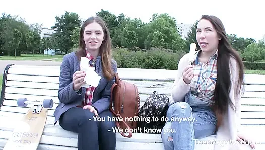 Возбужденное трио пробует камасутры игры, полное видео