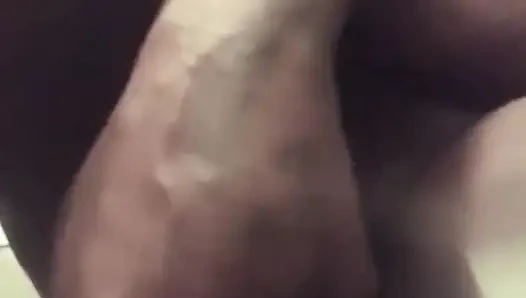 Aku lagi asik muasin memekku pakai mainan seks sampai orgasme intens