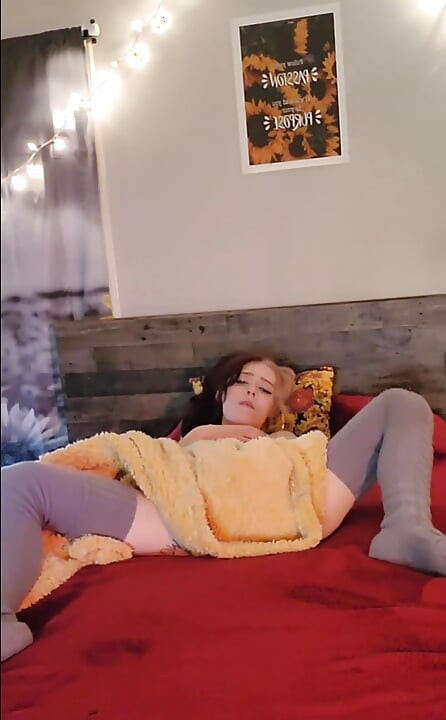 Скажи мне, как сильно ты хочешь видеть, что я делаю под одеялом