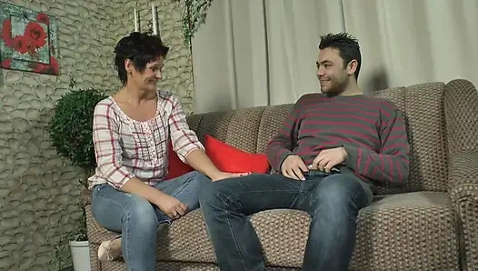 Татуированную зрелую немецкую домохозяйку-брюнетку трахают в анал