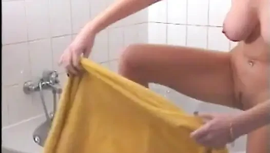 Muhteşem orta yaşlı seksi kadın jakuzide eğleniyor