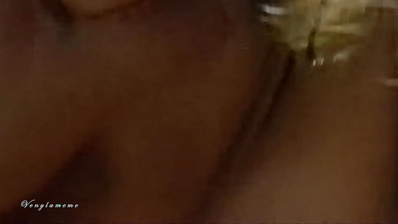 Je chevauche mon mari en POV jusqu’à ce que je jouisse puis je taille une pipe jusqu’à ce qu’il éjacule dans ma bouche