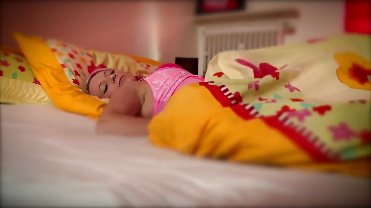 Cô bé tóc hồng bú con cu khổng lồ một cách say mê