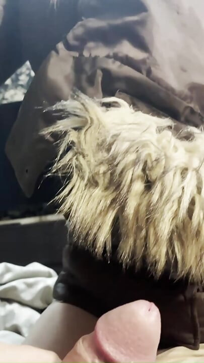 Milfycalla- banyak air mani pada bulu coklat ditudung puffer Jacket