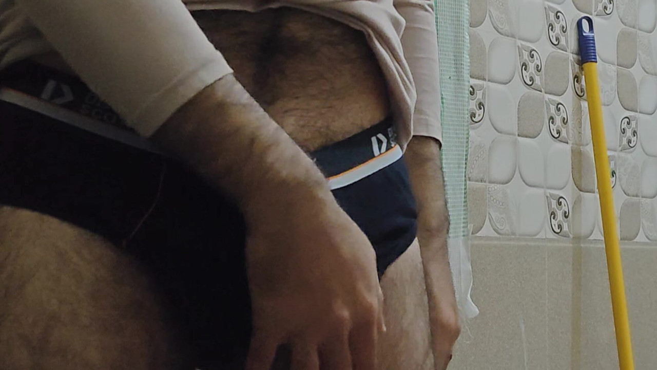 Hintli seksi oğlan yarakla mastürbasyon yapıyor