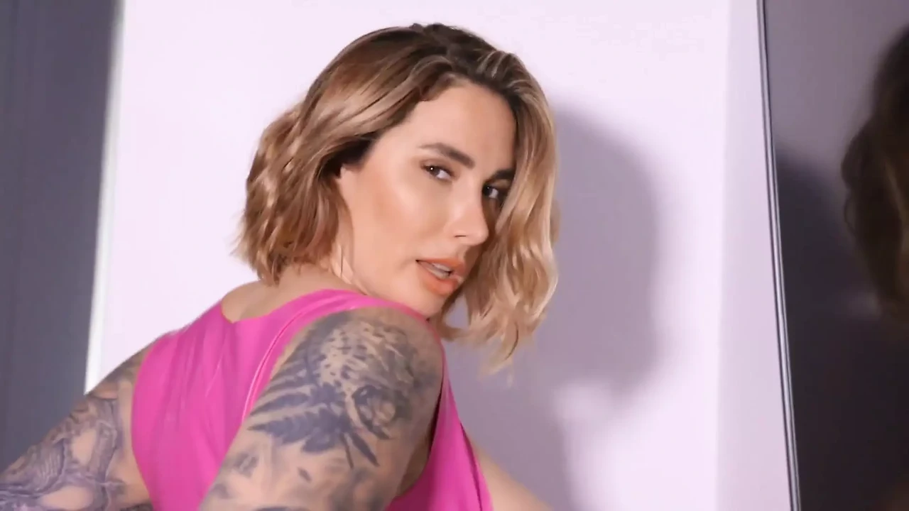 当我穿着我超紧的乳胶服和油腻的屁股挑逗你时，准备好让你的头脑被吹箫