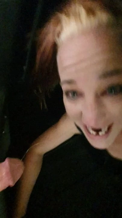像个漂亮的小荡妇一样抓住那根鸡巴