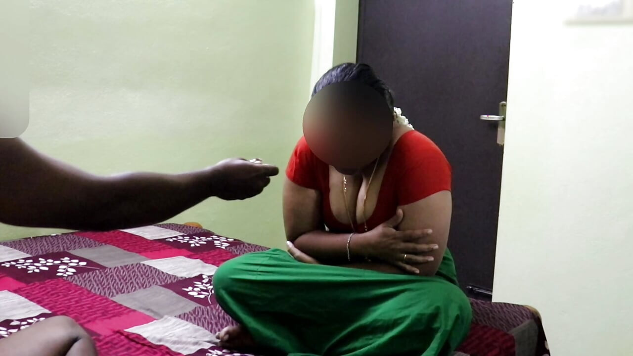 Desi Aunty After Fucking Resting & Eating Snacks & Icecream Spill Sucked on Breast