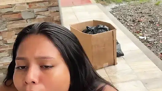 Sie liebt es, zu lutschen und von den nachbarn beobachtet zu werden