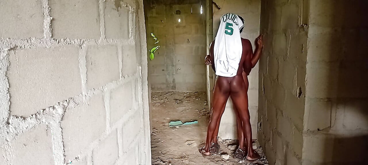 Anh ấy gọi người yêu cũ của mình đến gặp anh ta tại bụi rậm là anh ta đang canh tác cô ấy đến và anh ta quá cô ấy đến tòa nhà chưa hoàn chỉnh để đụ cô ấy