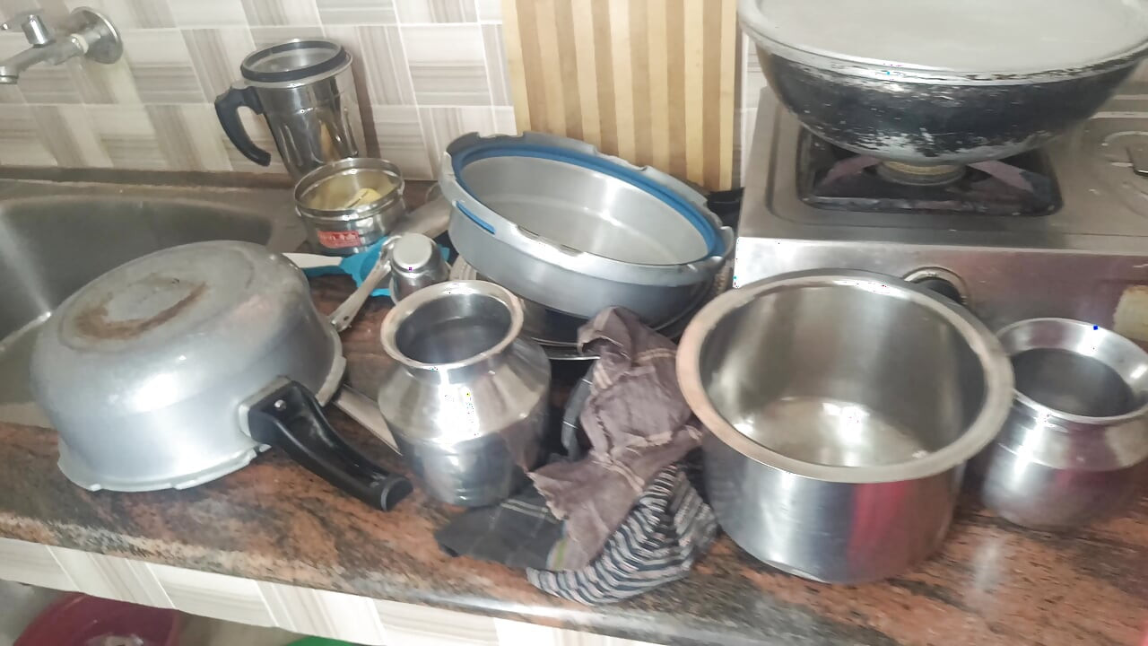 Grihini ghar ka bana rasoee chudaee