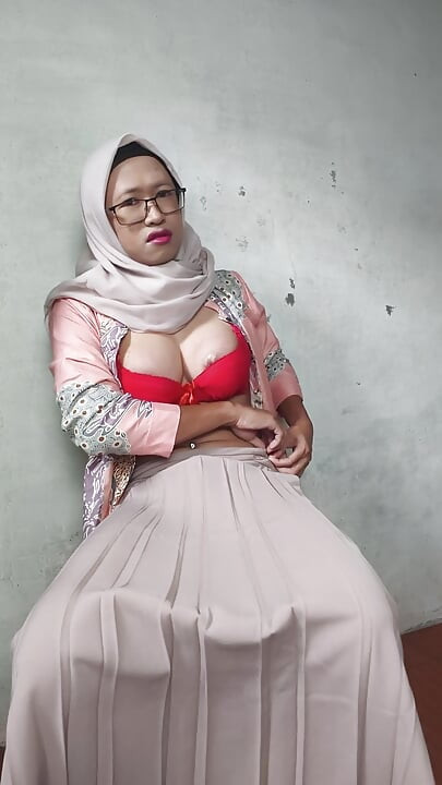 Big Tit Hijab Shemale Masturbates