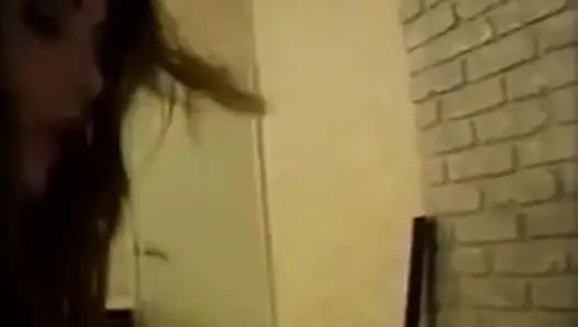 Sürtük amcığını ve götünü yarakla siktiriyor