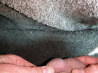 POV, mise en place d’une grosse bite dans une cage de chasteté plate avec un plug urétral, partie 2