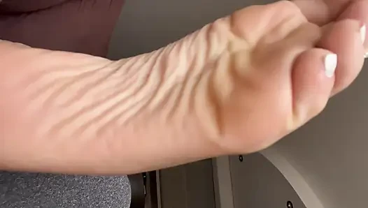 Fetisch für verspielte Füße – ich liebe es, meine kleinen Füße und Sohlen zu zeigen und einen Footjob zu simulieren