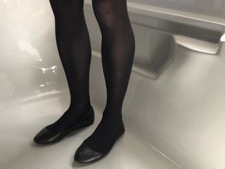 Modelando mis medias negras en una bañera (seca)