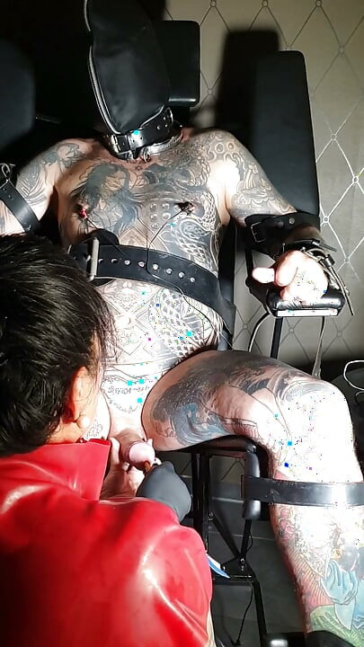 Atado a la silla de bondage para las descargas eléctricas