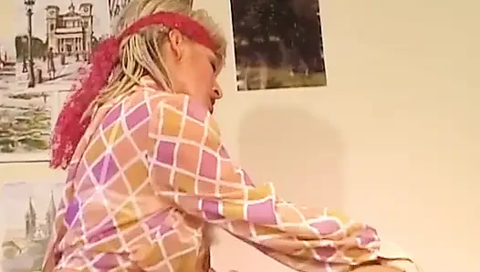Blonde MILF aus deutschland wird in ihre löcher gefickt