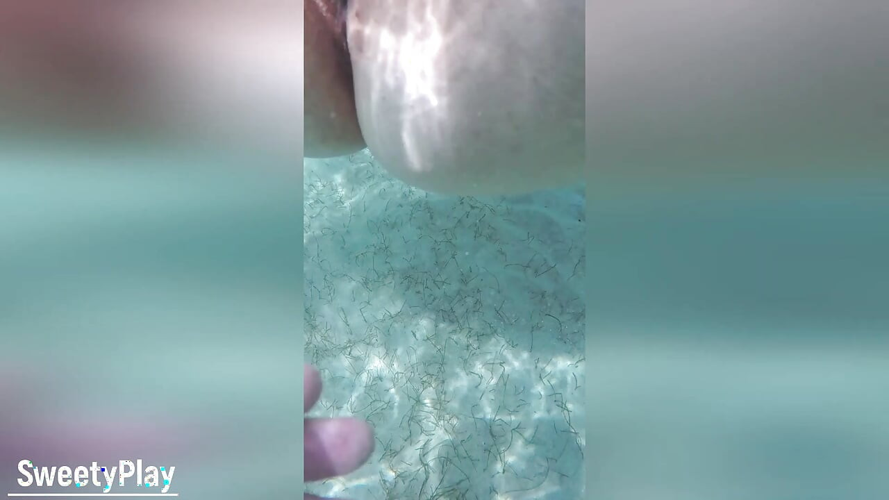 陌生人射在海滩上的我的阴户里。水下中出