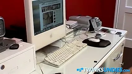 香港的年轻人在他的内衣下抽插他的鸡巴