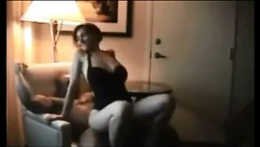 Межрасовый секс домашней жены с большой жопой в любительском видео