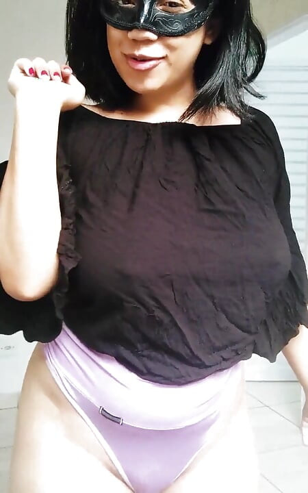 젖탱이를 빨아대는 엄마