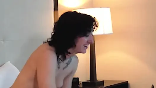 Süper seksi minyon dövmeli genç kız yarak emiyor - derleme 3