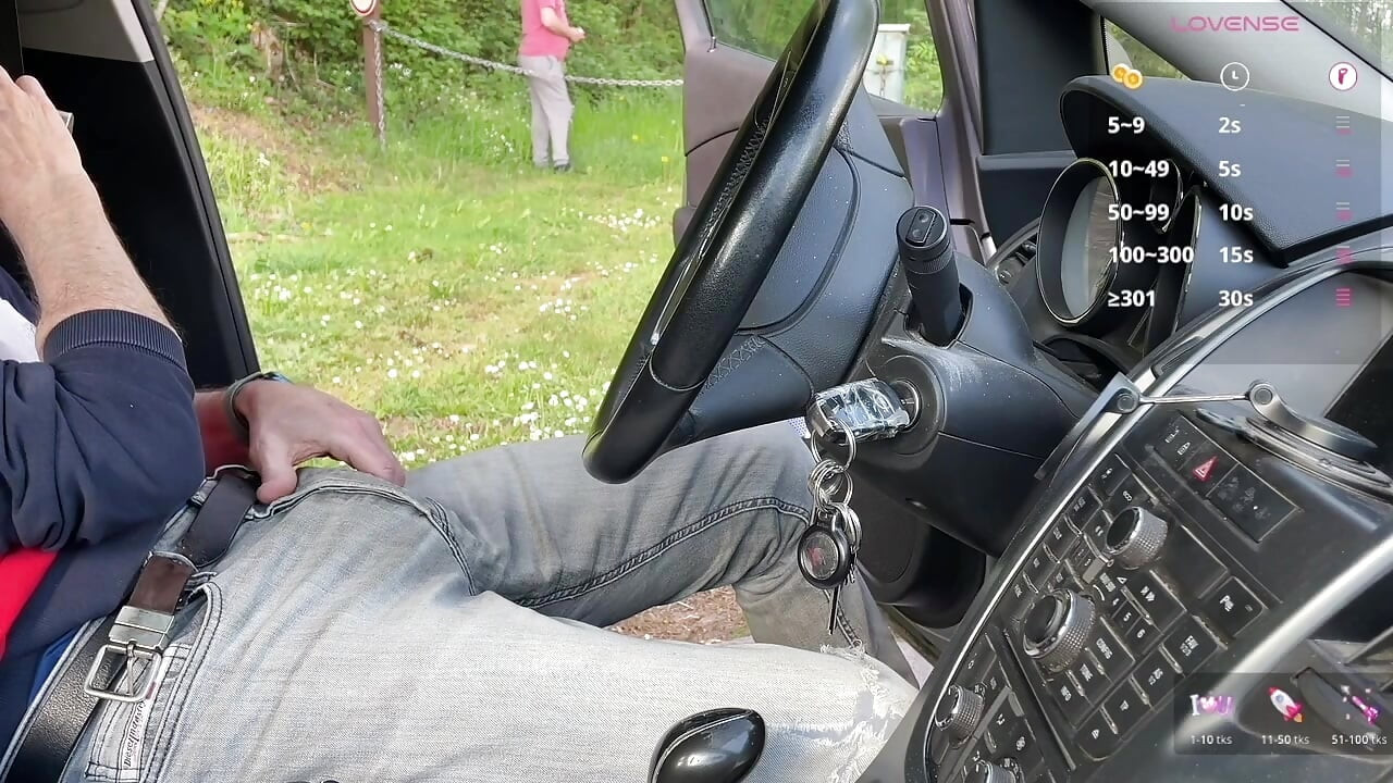 Otwarte drzwi samochodu, to zamieniło się w coś intensywnego