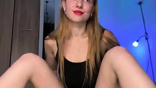 Jucielussie сосет сиськи и подпрыгивает