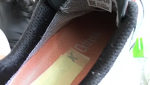 Nach dem training reinigt deine zunge meine Sneakersohlen - und du kannst in meinen turnschuhen schnüffeln