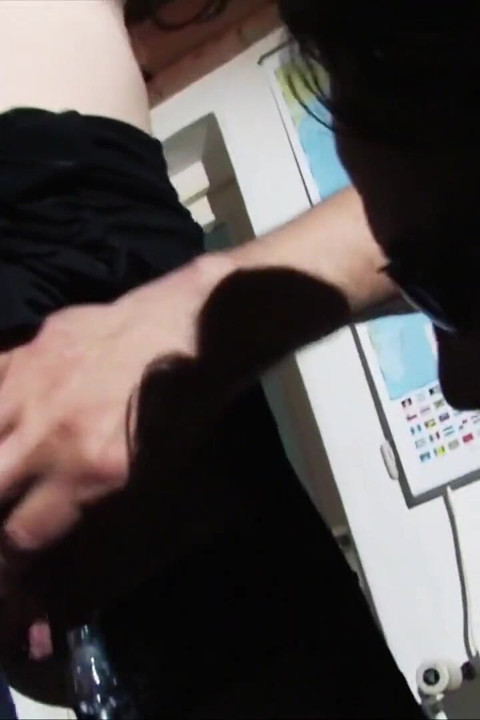 Yasemin gefesselt an die decke