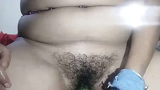 Bhabhi nay chut may khira ko dalkar chut ka pani nikala