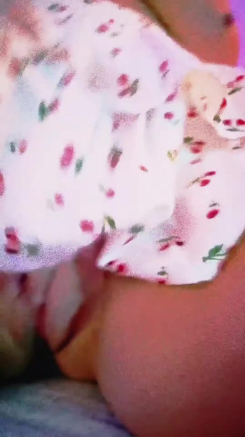 Klikni za Gif Kat-licious seksi ples u traper majici bez rukava i bijeloj kratkoj suknji - skidanje