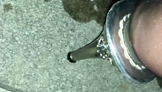 Naylon çorap ve topuklu açık havada taşaklaresaret sert meme ucu