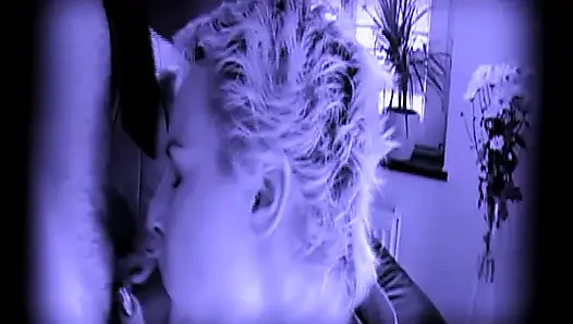 Blondes Schätzchen Wild Auf Der Couch Gefingert