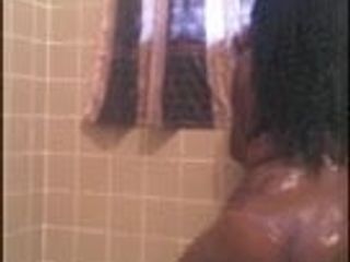Ebony wildcat dança quente no chuveiro