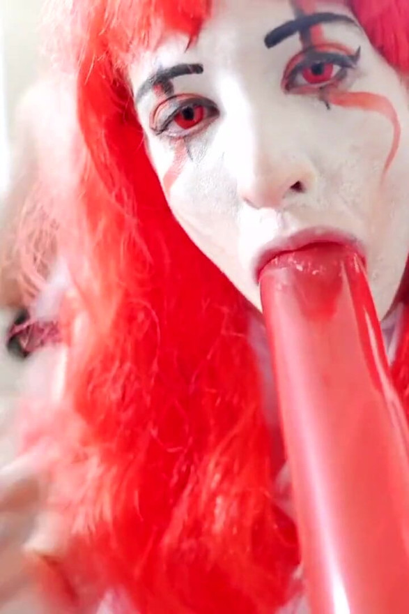할로윈 광대는 큰 부하를 삼키는 한 가지에 불과합니다.