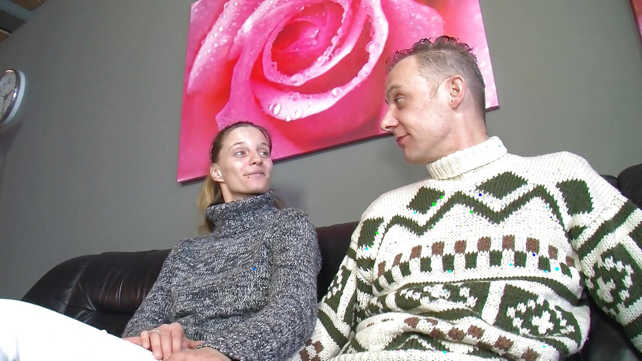 Napalona kobieta ssie na przemian dwa kutasy