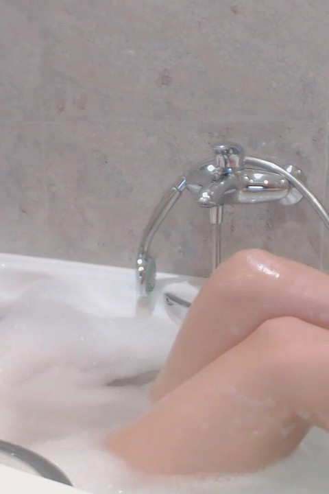 욕조에서 흡연. 발 숭배