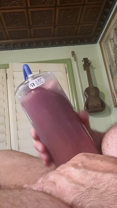 Se simte nebună în timpul unei nopți de o săptămână, pompând pula uriașă