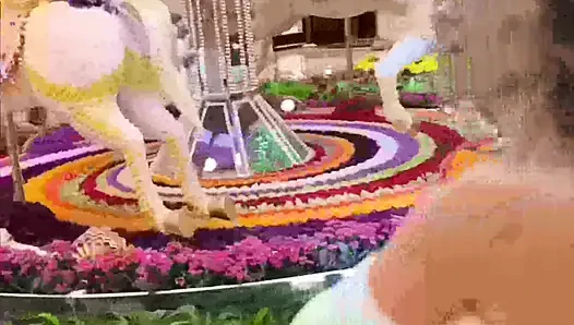 Katie Kush ile kahvaltı ve köpük banyosu