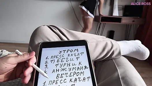 Возбужденная горничная платит за свой выходной день своей насквозь мокрой киской!