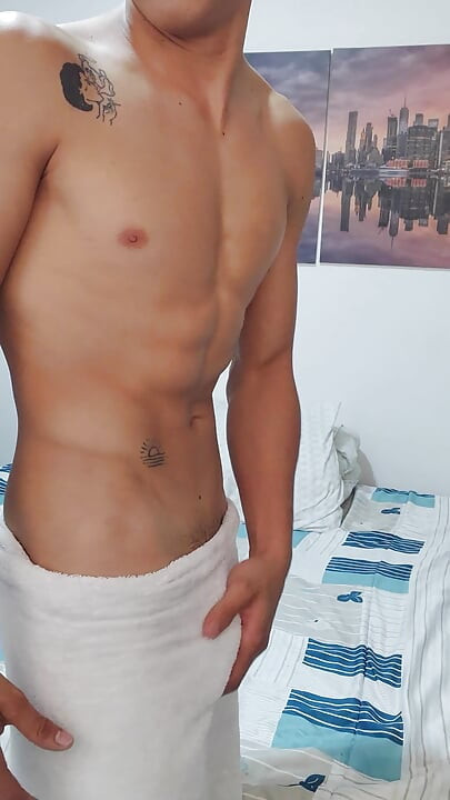 妻の膣を欲しがって自慰をする。