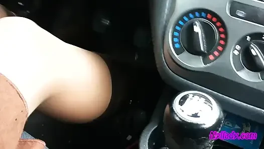 Erkek delisi kırmızı yüksek topuklu çizmeler içinde sürüyor