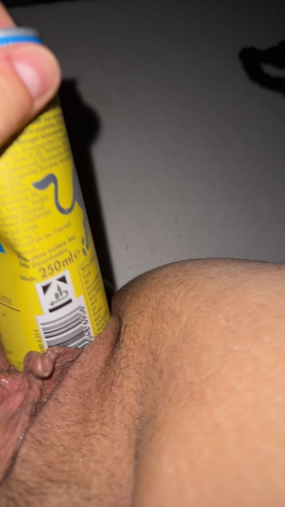 Megbaszom a puncimat redbullal