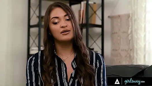 GIRLSWAY - verkäuferin lilly bell verführt hausfrau gizelle blanco mit sinnlichem strumpfband anprobieren