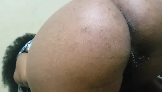 Duşta büyük götlü amatör bakış açısı, kalın kıvrımlarla dolu baştan çıkarıcı bir yetişkin fantezisi yaratıyor