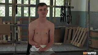 Boynapped - dominantni tata uči lekciju 1. deo: mršavi momak uči da izdržava vosak mučenje